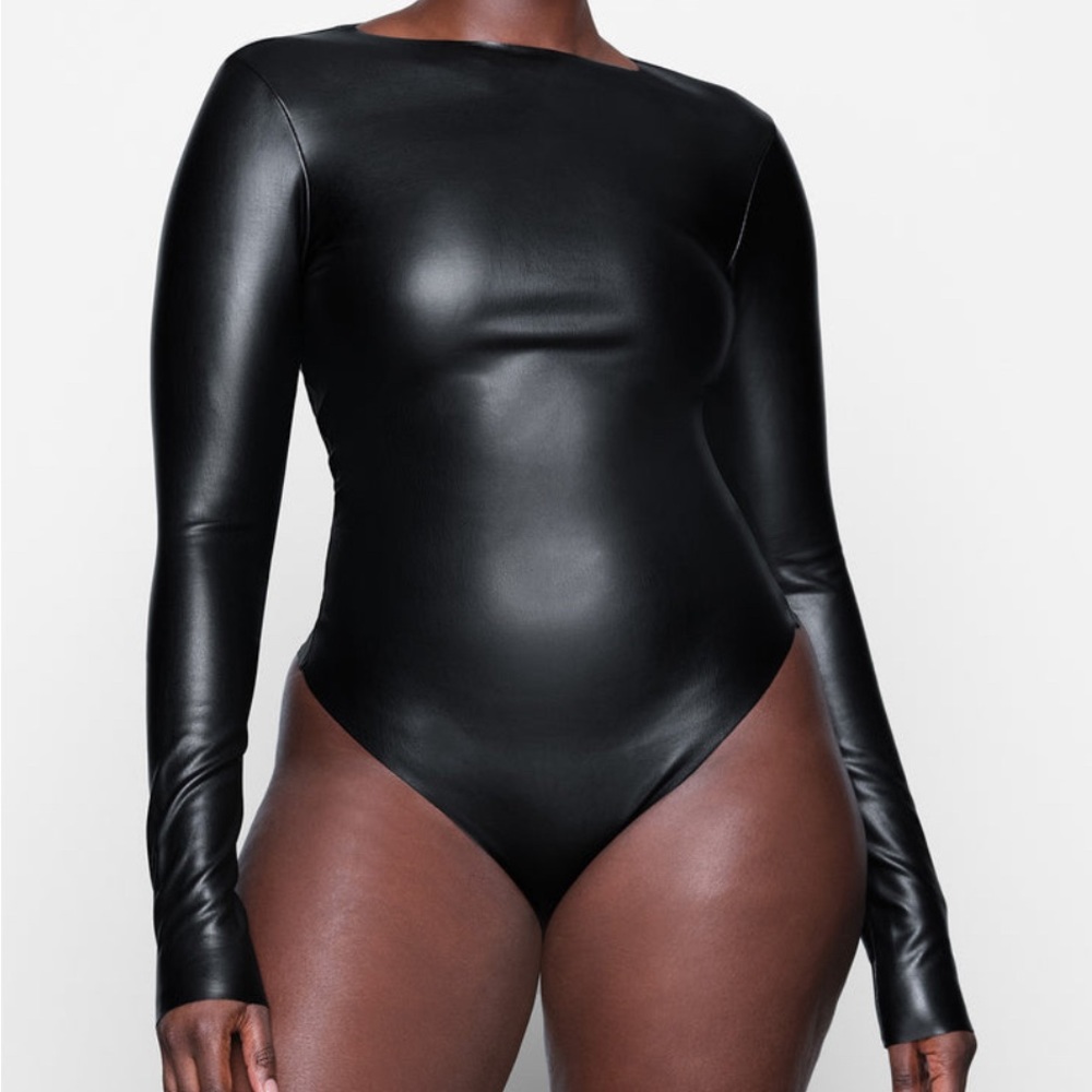 Skims FAUX LEATHER Long Sleeve Bodysuit Onyx